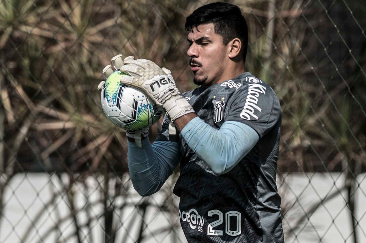 Santos anuncia a renovação de contrato do goleiro João ...
