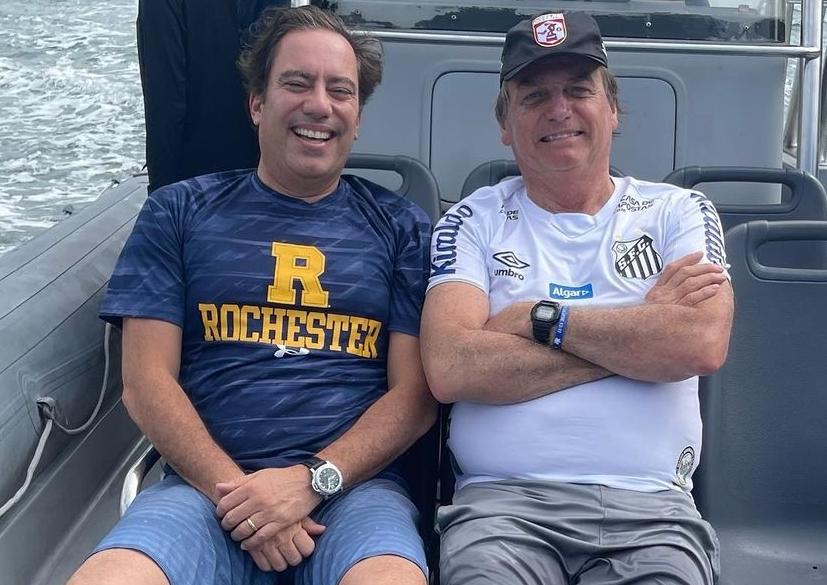 Presidente Bolsonaro passeia de lancha no litoral com camisa do Santos