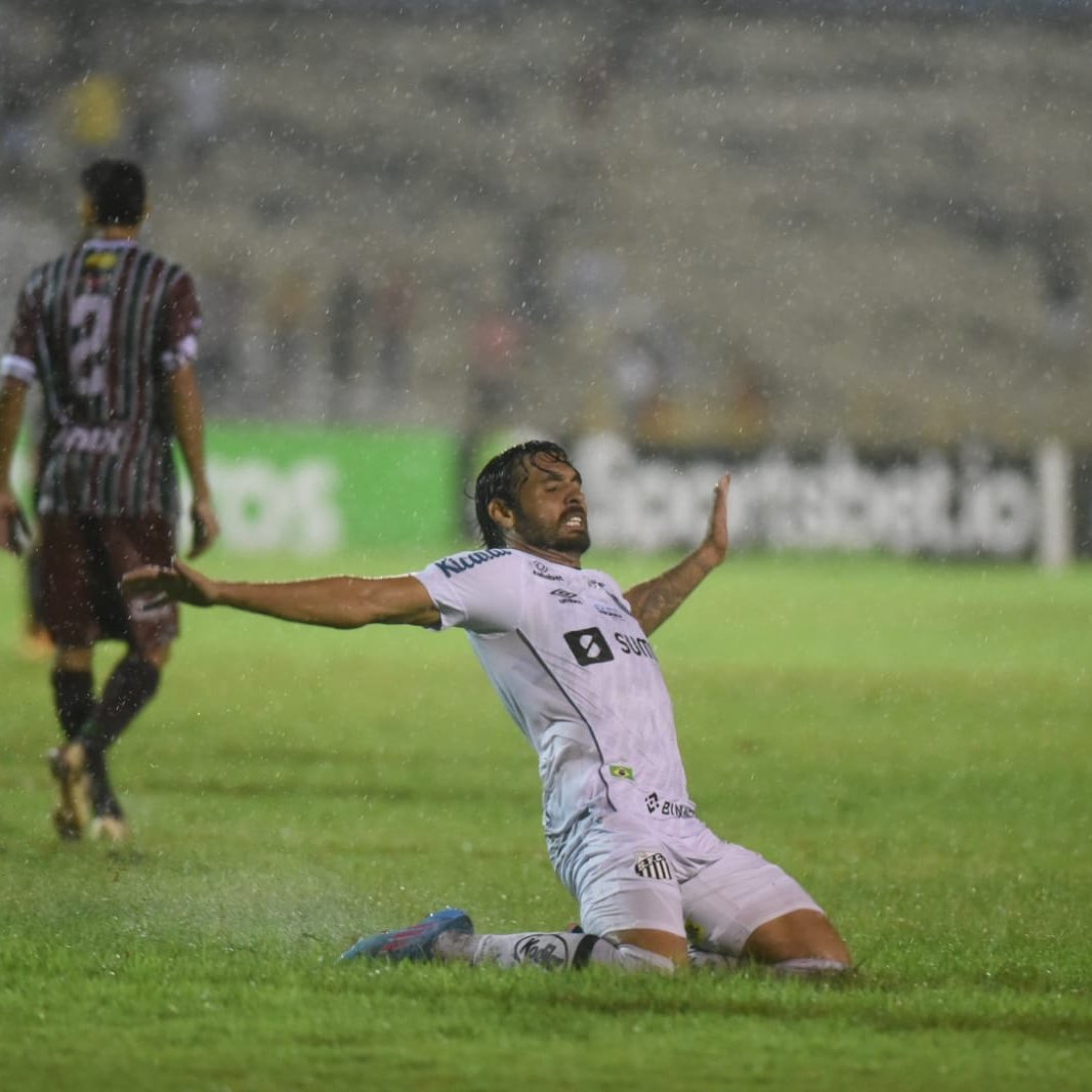 Goulart marca pela primeira vez e Santos volta a vencer no