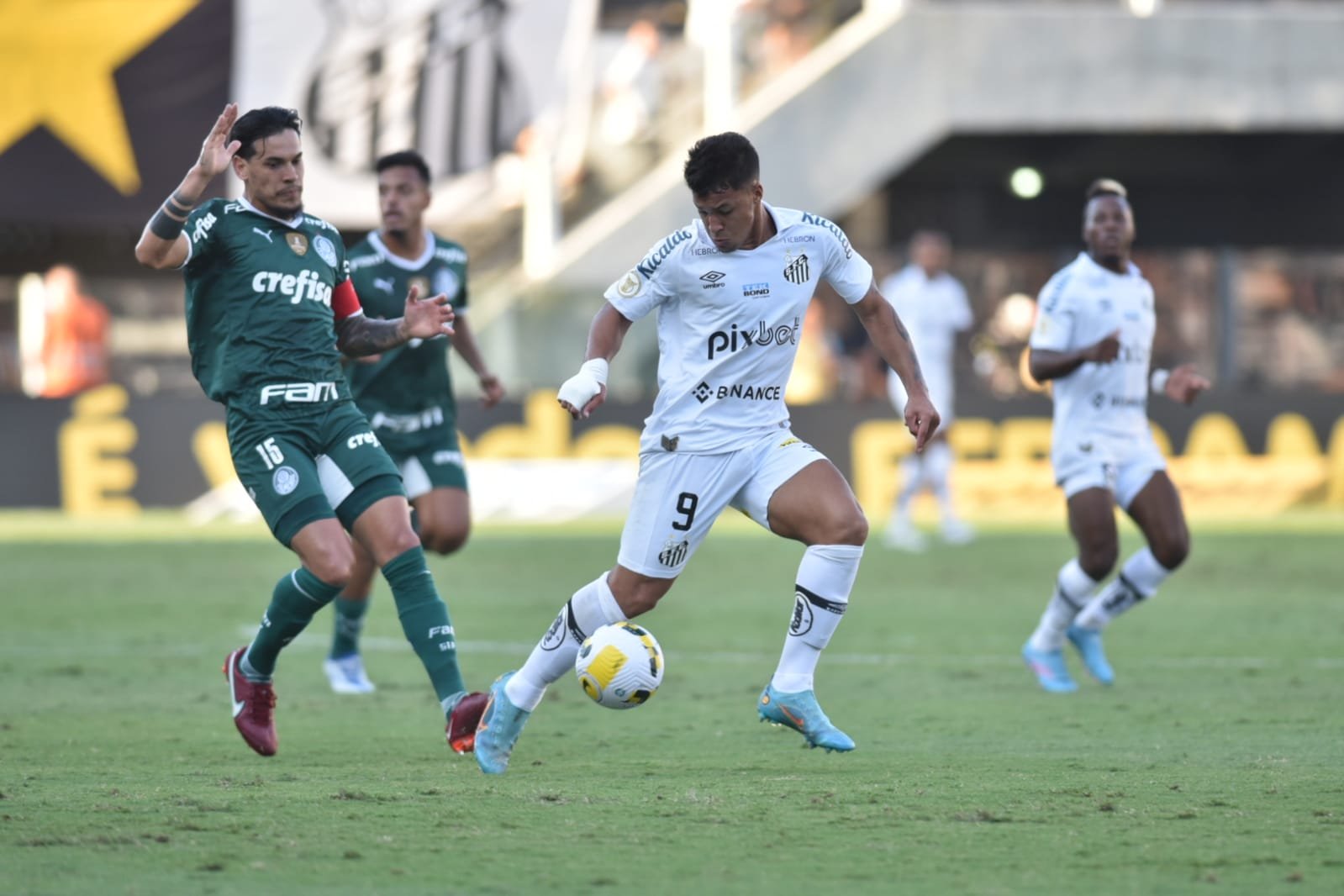 Atacante é eleito o craque do Corinthians na Vila Belmiro; árbitra