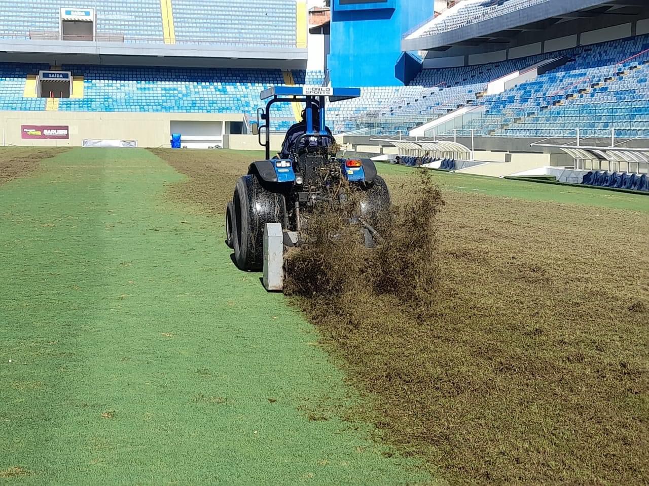 Gramado da Arena Barueri passa por reforma para receber jogos do Santos