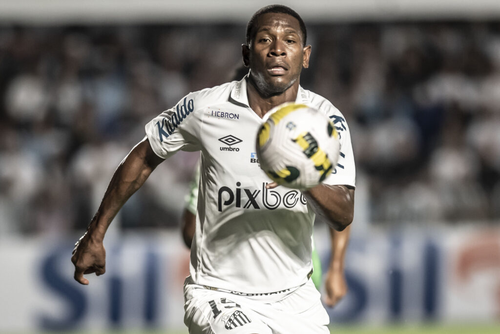 Santos confirma rescisão de contrato do atacante Bryan Angulo