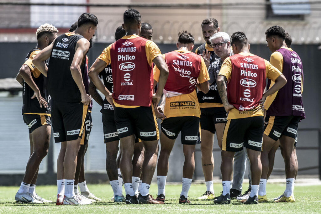 Santos e Angulo rescindem contrato e centroavante retorna ao Emelec