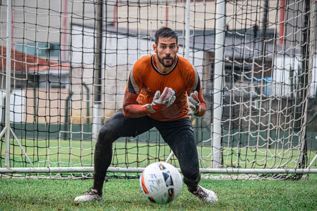Goleiro revelado pelo Santos é agredido por torcedor em derrota do Figueirense