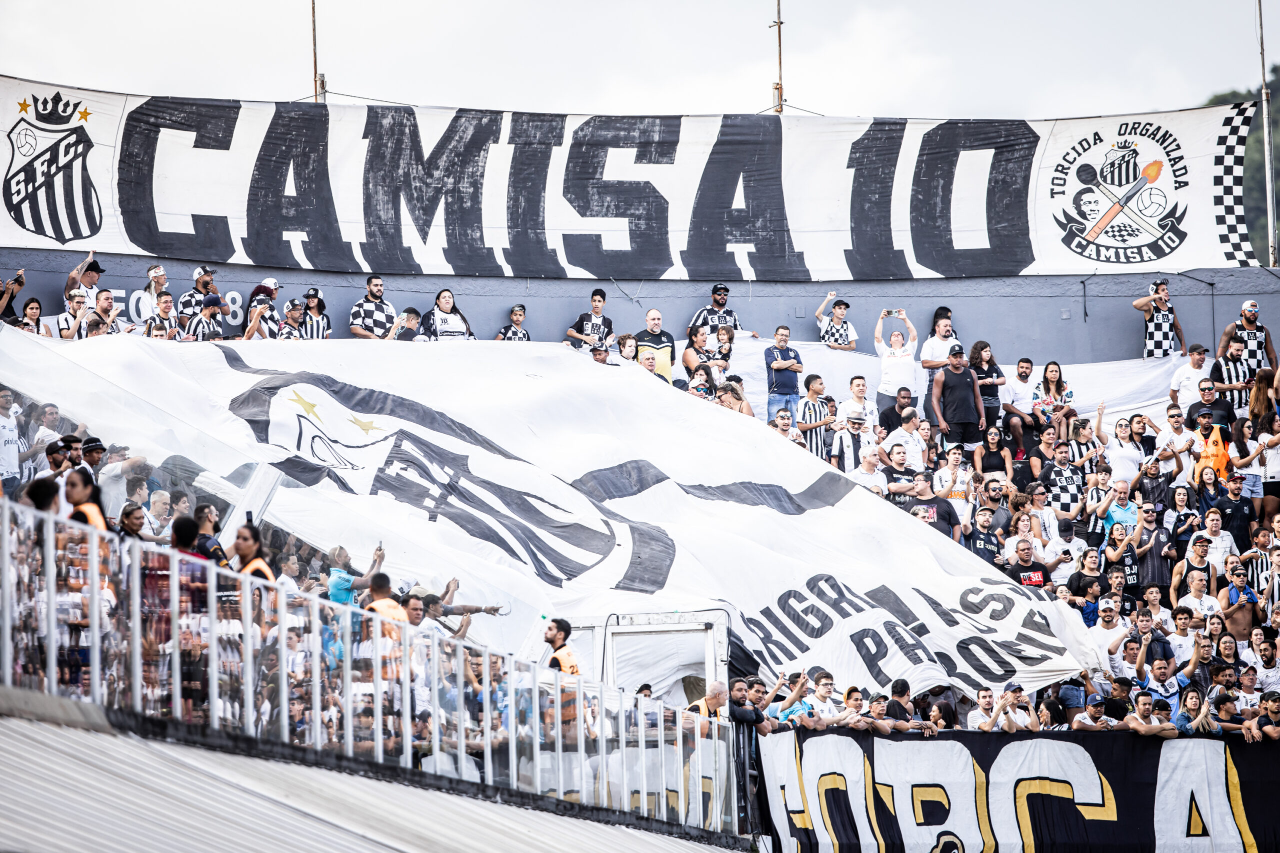 Meia do Bahia publica foto com jogador que provocou a torcida do