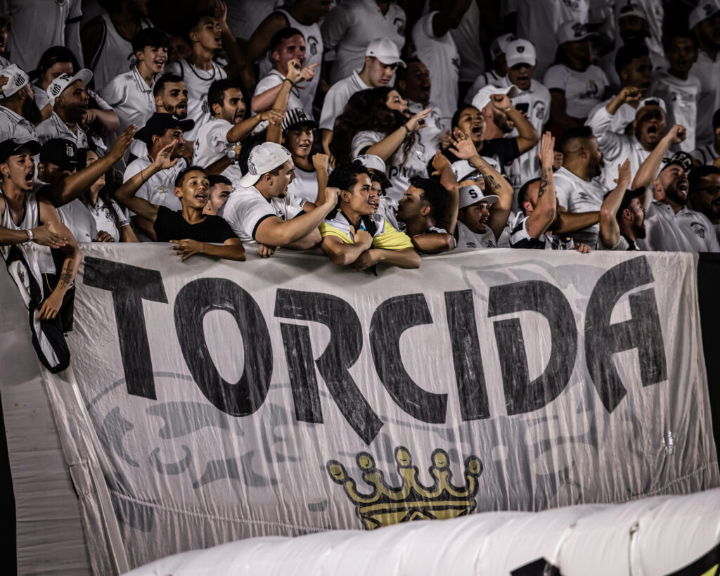 Meia do Bahia publica foto com jogador que provocou a torcida do