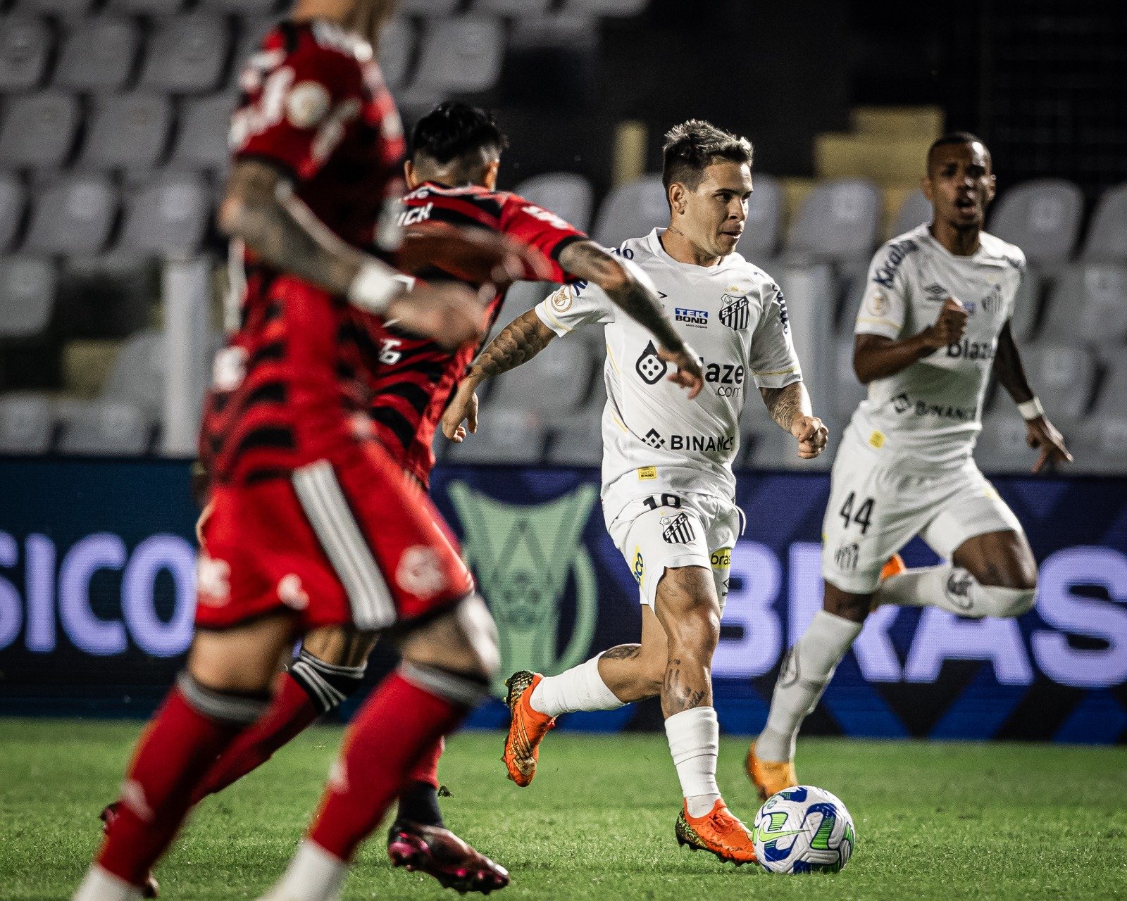 Under the watchful eyes of Paulo Tura, Santos loses to Flamengo at Villa