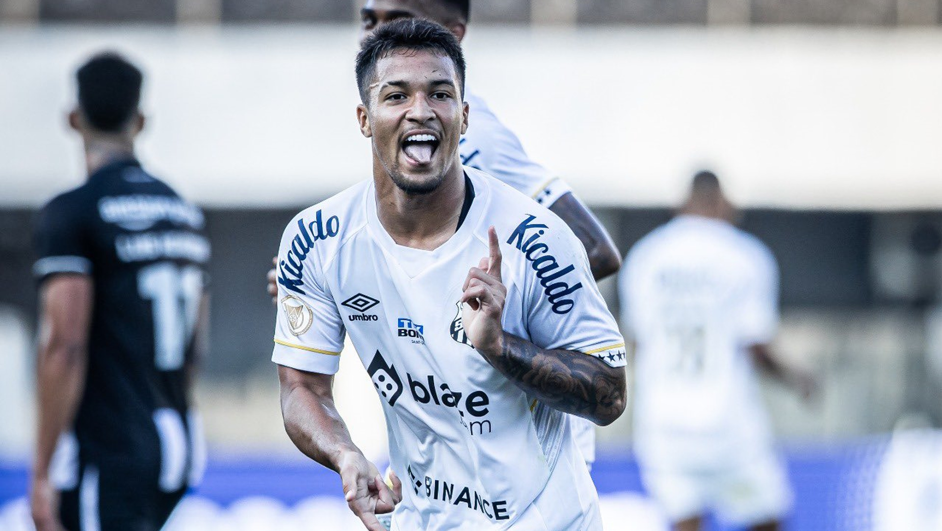 Marcos Leonardo marca dos goles, pero Santos iguala ante Botafogo en Villa