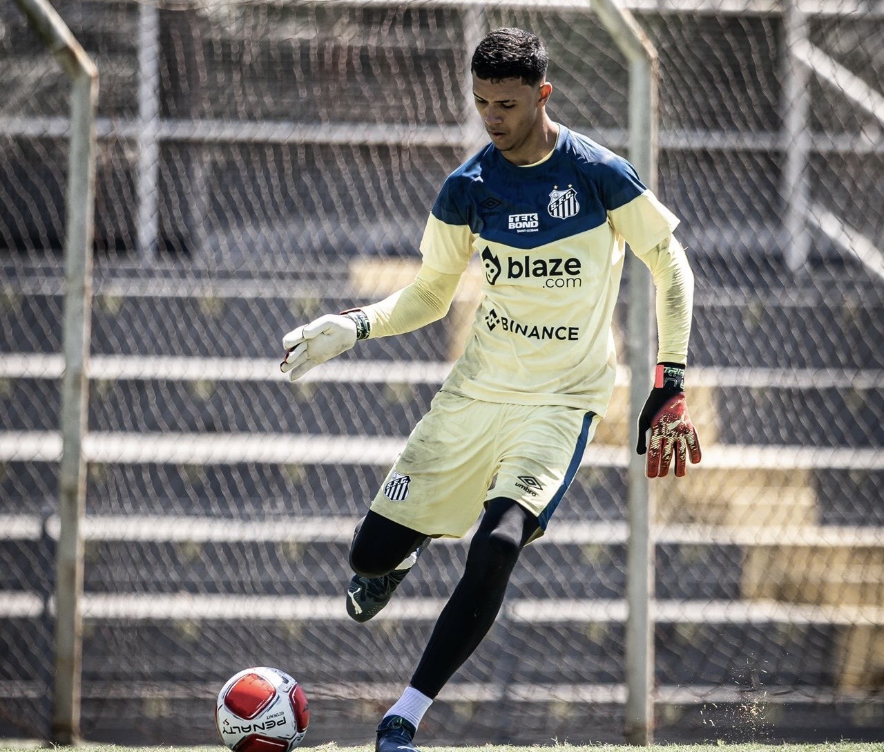 Santos inscreve goleiro de 16 anos e chega a 37 jogadores na lista da Série B