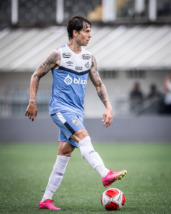 Santos oficializou o empréstimo de Zanocelo ao Estoril