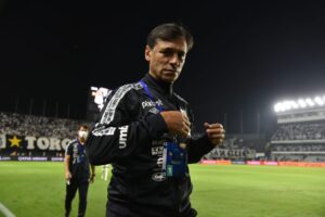 Without reaching an agreement with Bustos, Santos decides to pay off the debt in cash to end the transfer ban
