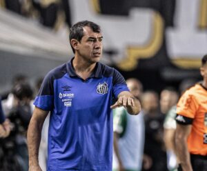 Técnico Fábio Carille vê a necessidade de contratar três ou quatro reforços no Santos