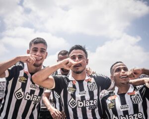 Jogadores comemoram gol de William Bigode contra o São Bernardo