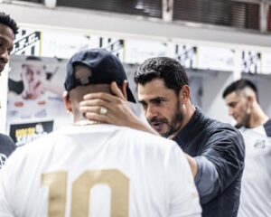 Veja fotos do atacante Neymar com o elenco do Santos