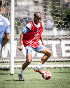 Lateral Souza deve voltar ao Santos na Série B do Brasileiro