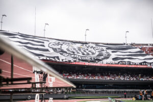 Santos é denunciado no TJD por invasão de campo em jogo no Morumbis