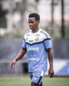 Cazares comemora recuperação e confiança de Carille no Santos