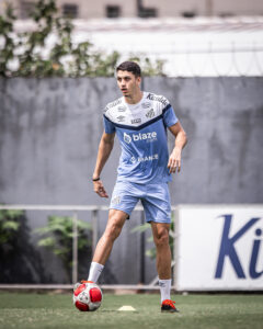 Santos inicia conversas para a renovação de contrato do zagueiro Jair