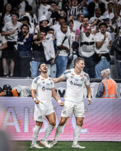 Giuliano comemora recuperação de lesão e aplausos da torcida do Santos