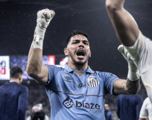 Após queda, goleiro João Paulo comemora participação em reconstrução do Santos