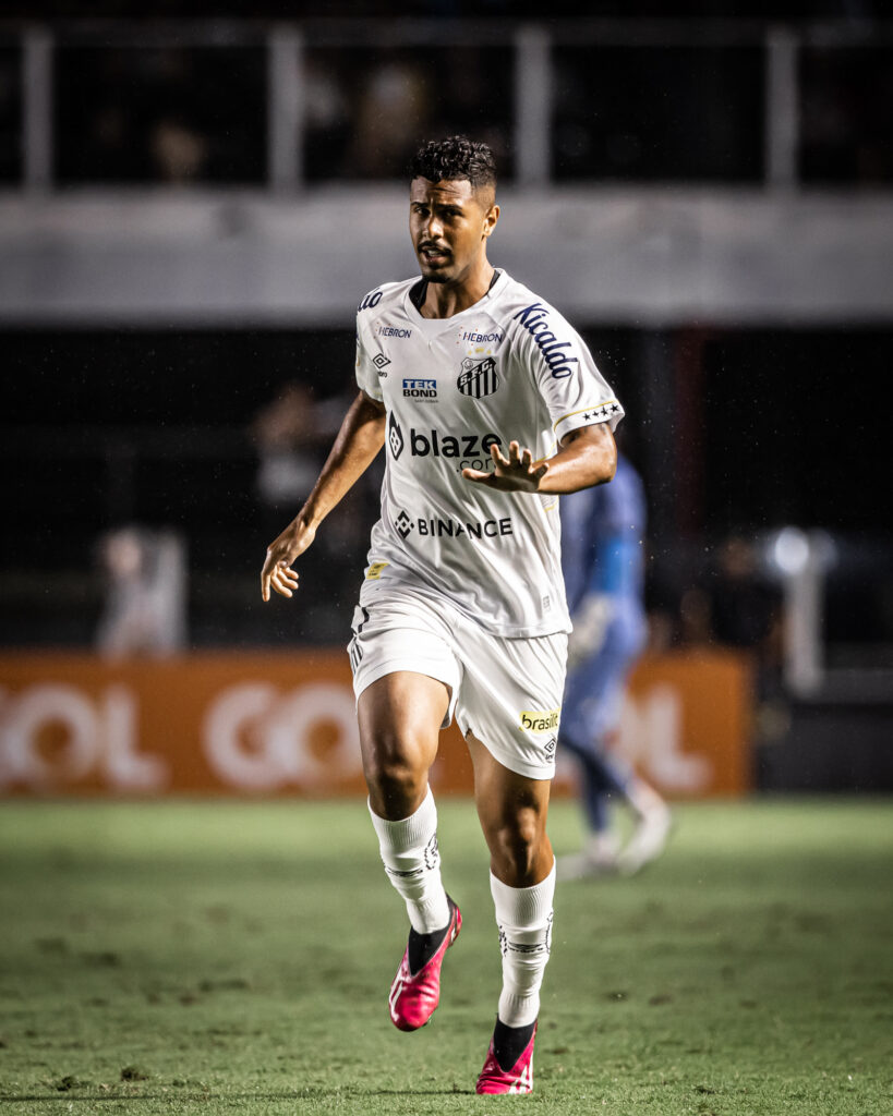 Santos encaminha empréstimo de Ed Carlos ao Botafogo-PB
