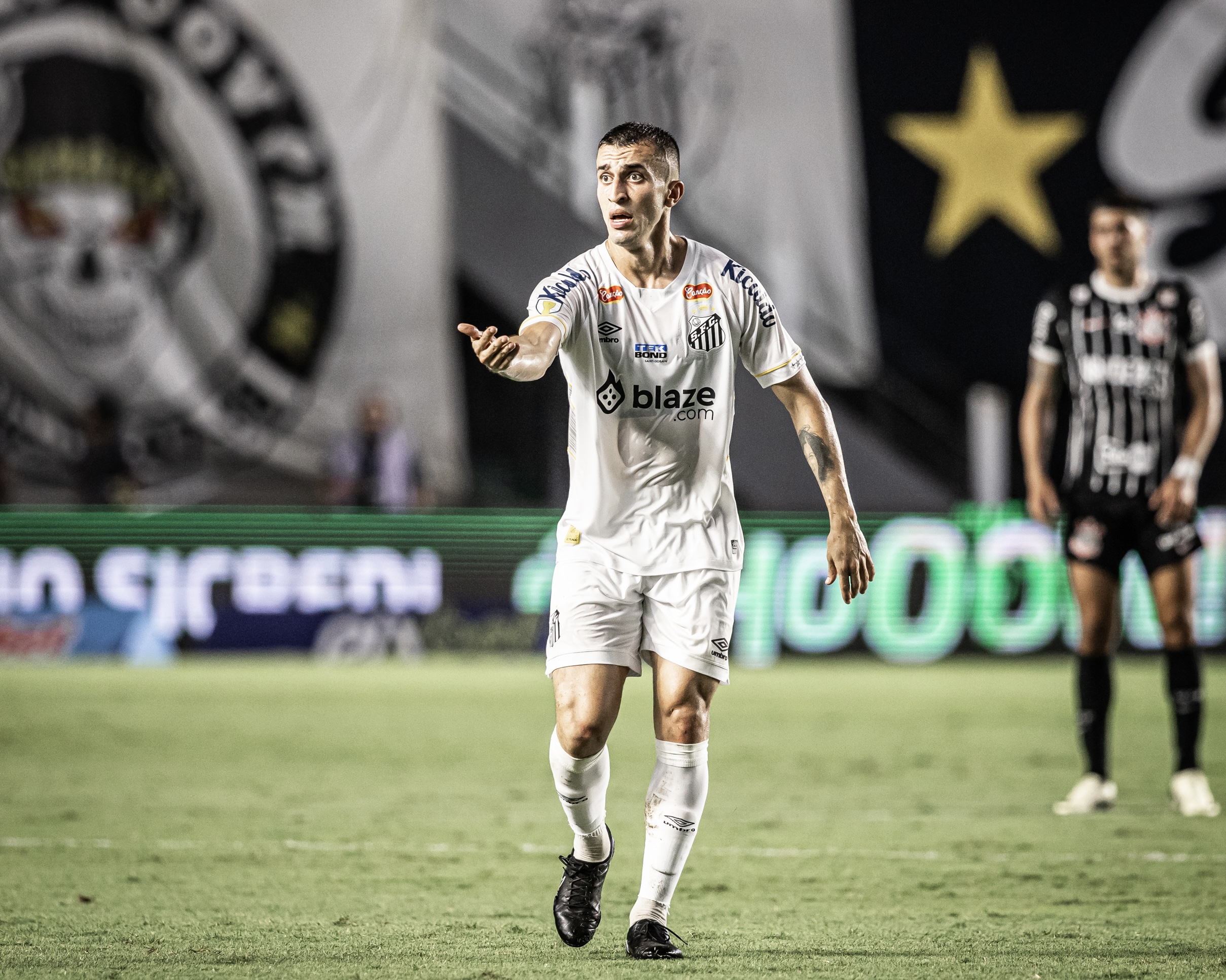 Presente em todos os jogos, João Schmidt se tornou peça fundamental no Santos