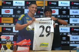Santos apresenta o lateral-direito Rodrigo Ferreira
