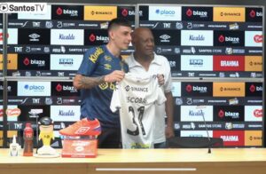 Escobar é apresentado pelo Santos