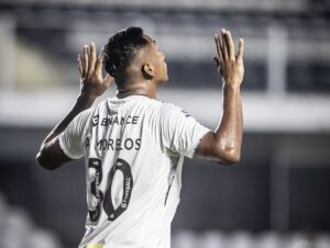 Carille elogia Morelos após vitória do Santos sobre o Guarani