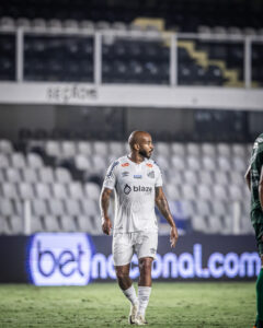 Após estreia de Patrick no Santos, Carille explica utilização do jogador na direita