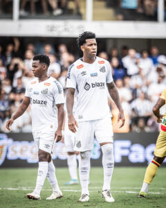 or na perna faz zagueiro Gil mudar de lado na defesa do Santos