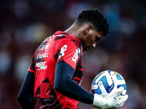 Corinthians atravessa Santos e Hugo Souza deve ser o novo goleiro do rival