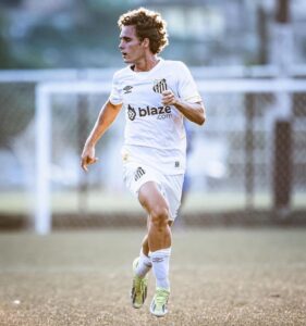 Bernardo volta a marcar pelo Santos e comemora vitória no Brasileiro Sub-20