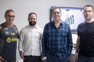 Santos acerta a contratação de dois analistas de mercado
