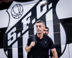 Pedro Caixinha explica mudanças constantes na equipe titular do Santos