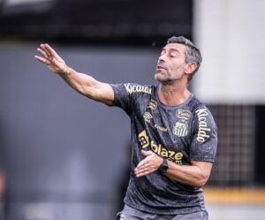 Pedro Caixinha assinou contrato de dois anos com o Santos (Crédito: Raul Baretta / Santos FC)