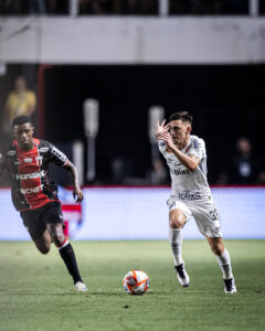 Escobar recebe terceiro amarelo e desfalca o Santos contra o Novorizontino