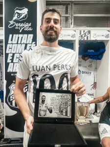 Luan Peres comemora 100 jogos pelo Santos