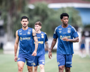 Caixinha barra Léo Godoy e Basso e promove mudanças na escalação do Santos