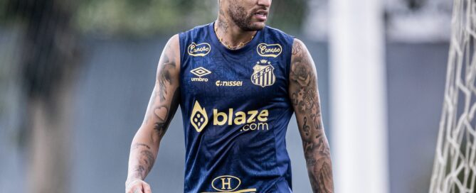 Neymar treinou no campo após período de recuperação e quatro dias de folga (Foto: Raul Baretta / Santos FC)