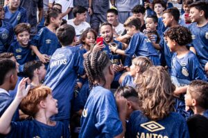 Neymar visita a base do Santos e incentiva jovens atletas: “Sigam os seus sonhos”