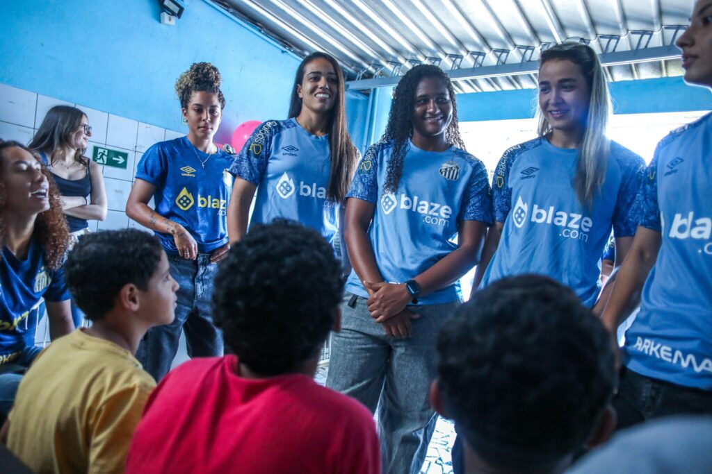 Em ação conjunta com a Arkema, Sereias da Vila entregam ovos de Páscoa à casa da Vó Benedita