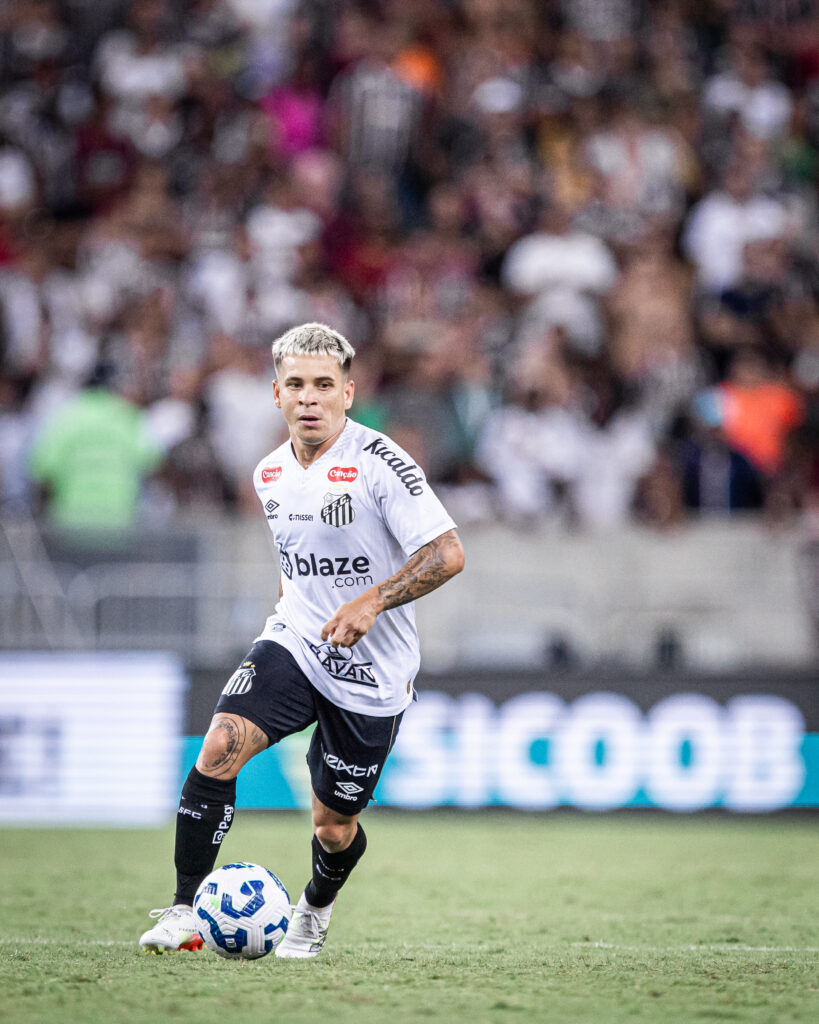 Soteldo volta a treinar em campo, mas deve reforçar o Santos apenas no fim de semana