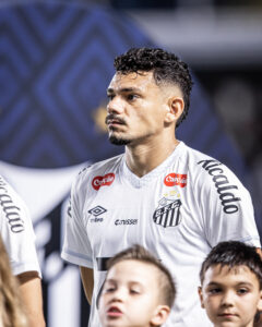 Tiquinho Soares recebe terceiro amarelo e desfalca Santos contra o Corinthians