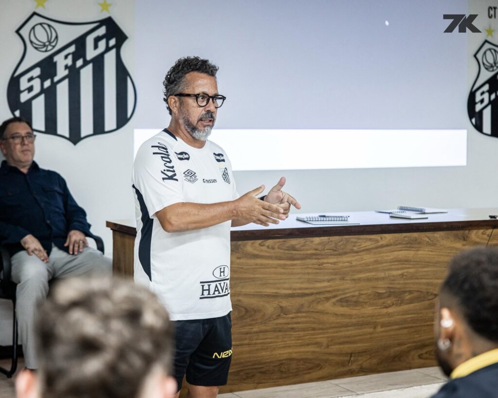Vídeo: Veja as primeiras imagens de Cleber Xavier na chegada ao Santos