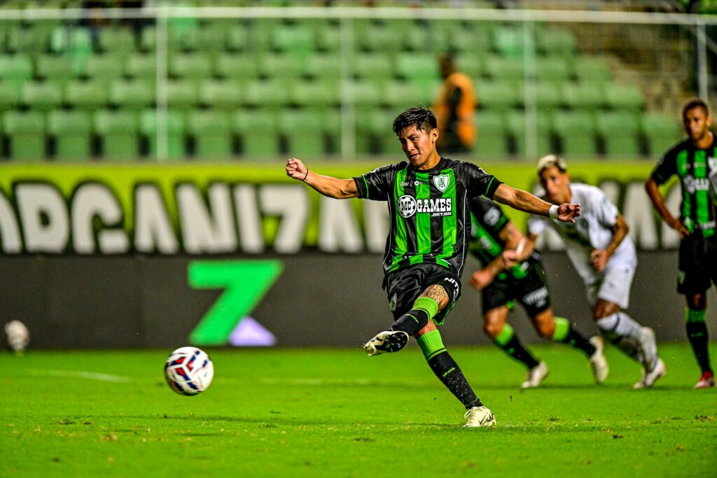 Emprestados do Santos: Miguelito marca gol pelo América-MG contra Goiás de Messias e Luiz Felipe