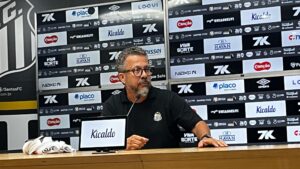 Cleber Xavier afasta a sombra de Tite em apresentação no Santos