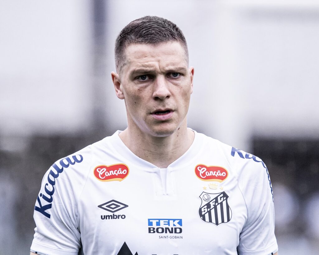 Santos decide reintegrar o atacante Julio Furch ao elenco
