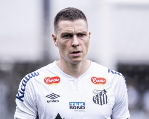 Santos decide reintegrar o atacante Julio Furch ao elenco
