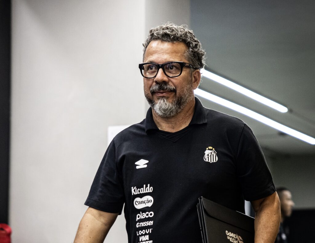 Marcelo Teixeira descarta chegada de Tite e reafirma confiança em Cleber Xavier